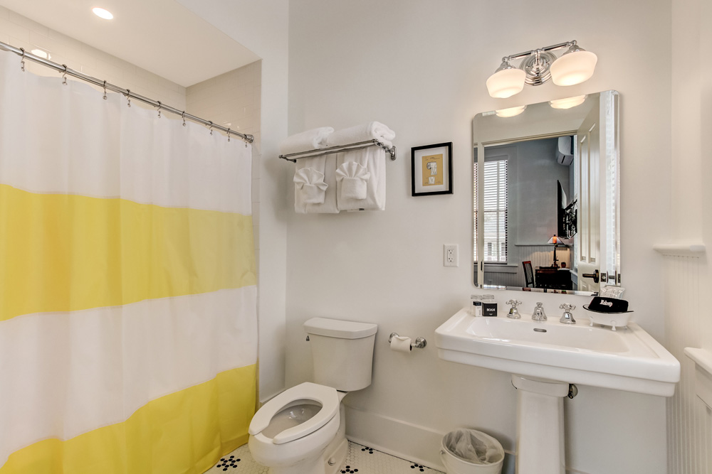 On-suite bathroom with fresh towels & complimentary soaps